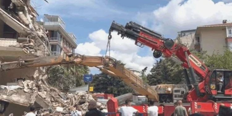 Kartal’da bina yıkımı yapan iş makinası devrildi