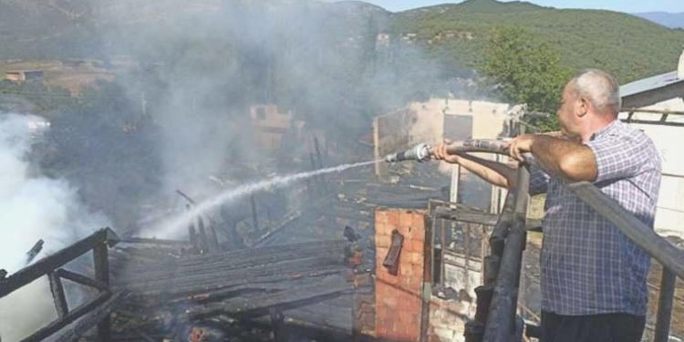 Kastamonu’da 3 mesken yandı: Oğlunu yangından kurtarırken yaralandı
