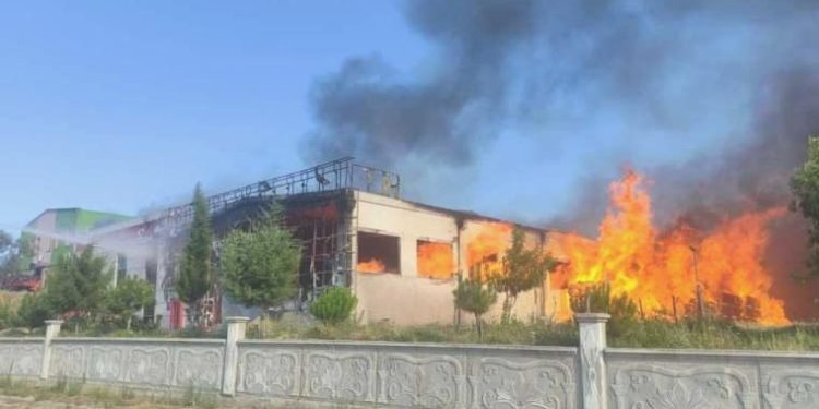 Kastamonu’da ahşap kapı fabrikasında yangın!