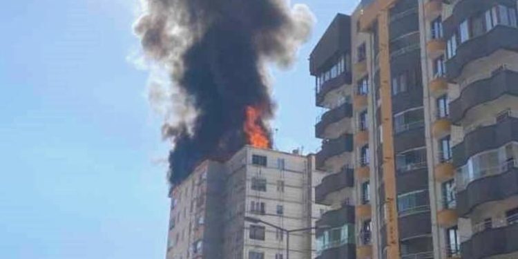 Kayseri’de korkutan yangın: 13 katlı binanın çatısını alevler sardı!