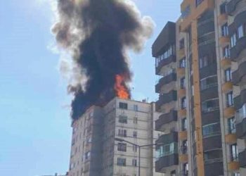 Kayseri’de korkutan yangın: 13 katlı binanın çatısını alevler sardı!