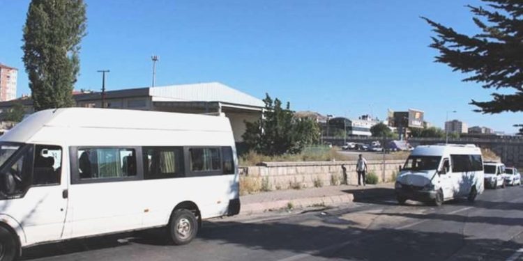 Kayseri’de zincirleme kaza… 3 servis aracı çarpıştı: 10 yaralı!