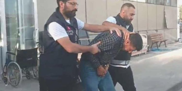 Kendisini ‘karakol komutanı’ olarak tanıttı: Yaşlı bayanı 28 bin dolar dolandırdı