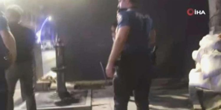 Kocaeli’nde değişik olay… Kelepçenin sıkı olmasına kızdı, duvara baş attı