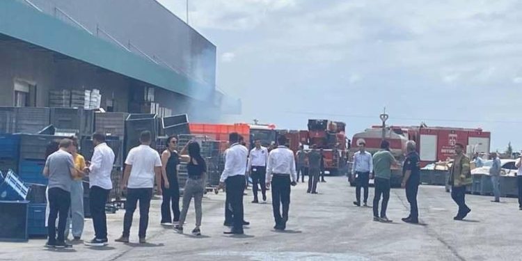 Kocaeli’nde zincir marketin deposunda çıkan yangın söndürüldü