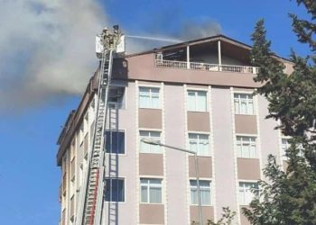 Küçükçekmece’de ‘tuşlu telefon alınmasına kızdı’ konutu yaktı