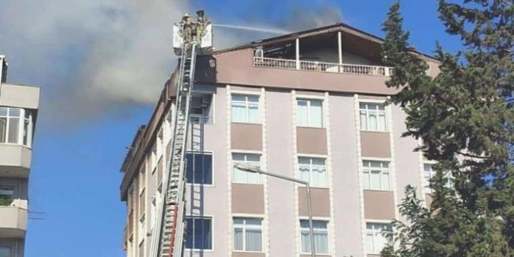 Küçükçekmece’de ‘tuşlu telefon alınmasına kızdı’ konutu yaktı