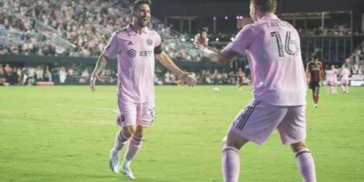 Lionel Messi forma imzaladı, temizlikçi işinden oldu!