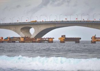 Maldivler’de kıyıya vuran dalga, araçları ve insanları sürükledi