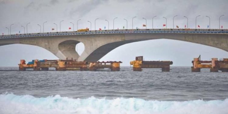 Maldivler’de kıyıya vuran dalga, araçları ve insanları sürükledi