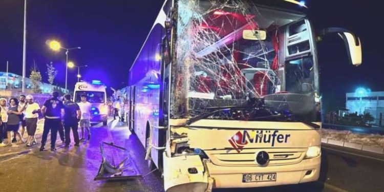 Manisa’da yolcu otobüsü ile TIR çarpıştı: 3 yaralı