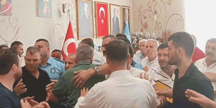 Meclisteki gerginlik makam odasına taşındı: Meclis üyeleri ortasında yumruklu kavga!