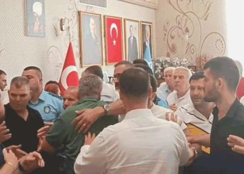 Meclisteki gerginlik makam odasına taşındı: Meclis üyeleri ortasında yumruklu kavga!