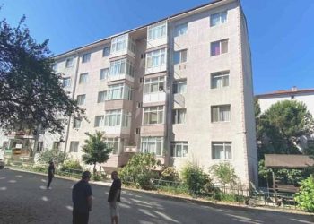 Meskenine balkondan girmeye çalıştı, 5. kattan düştü