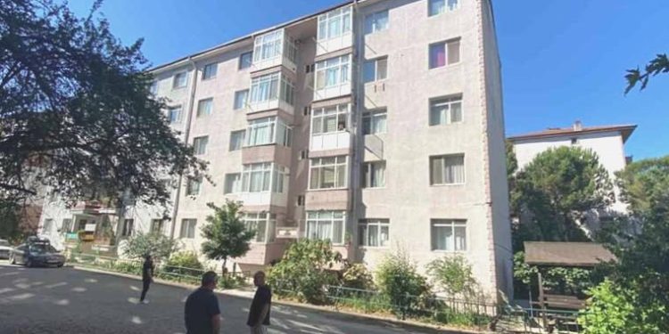 Meskenine balkondan girmeye çalıştı, 5. kattan düştü