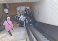 Metroya inmek isteyen kişi yürüyen merdivene sıkıştı!