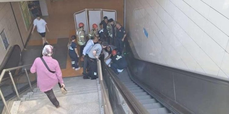 Metroya inmek isteyen kişi yürüyen merdivene sıkıştı!
