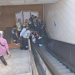 Metroya inmek isteyen kişi yürüyen merdivene sıkıştı!