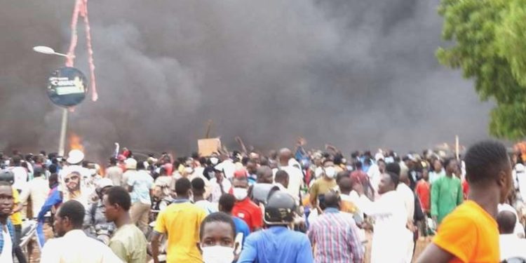 Nijer hava alanı kapatıldı