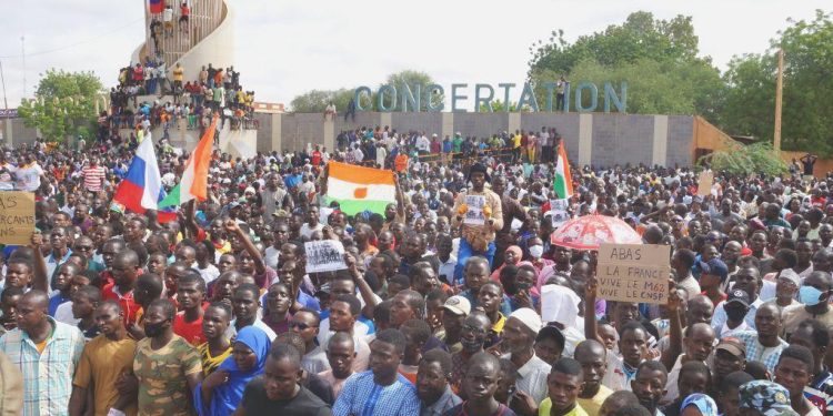 Nijer’de binlerce kişi darbeye dayanak için sokaklara çıktı
