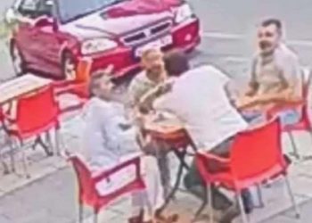 O anlar kameraya yansıdı… Çay içerken sırtına yorgun mermi isabet etti!