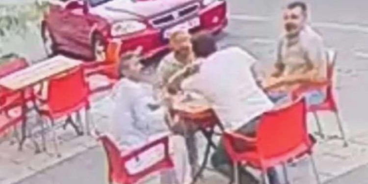 O anlar kameraya yansıdı… Çay içerken sırtına yorgun mermi isabet etti!