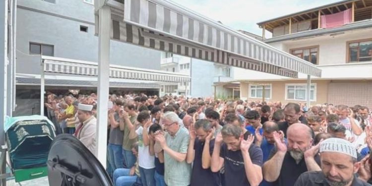 Oburunu kurtarmak için denize giren adam boğuldu