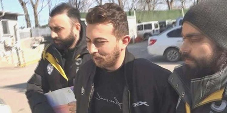 Öldürdüğü babasının kredi kartıyla kız arkadaşına altın almış