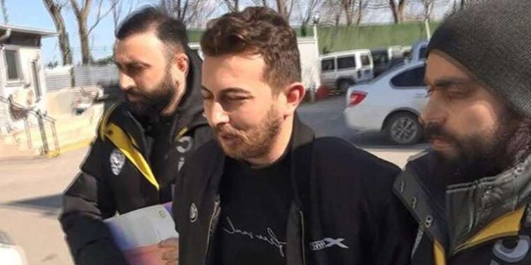 Öldürdüğü babasının kredi kartıyla kız arkadaşına altın almış