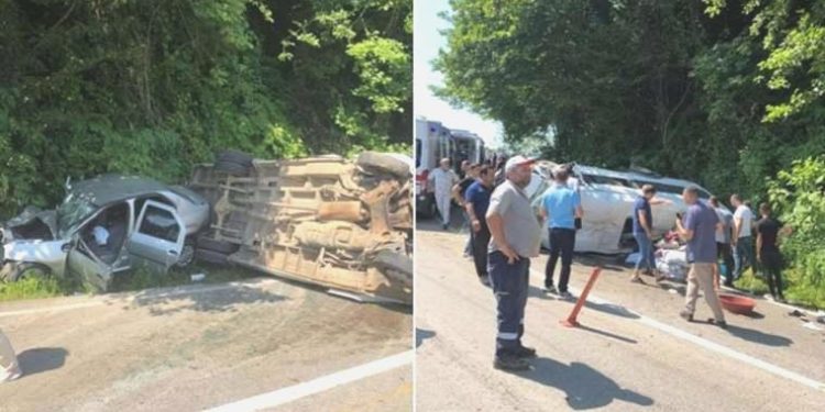 Ordu’da personelleri taşıyan minibüs ile araba çarpıştı: 17 yaralı