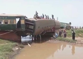 Pakistan’da tren raydan çıktı: 22 meyyit