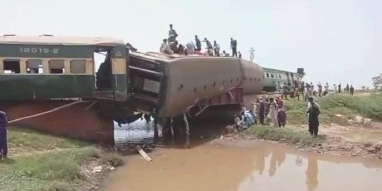 Pakistan’da tren raydan çıktı: 22 meyyit
