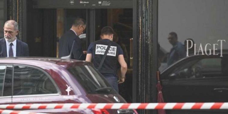 Paris’te ‘şık giyimli’ hırsızlar kuyumcu dükkanından en az 10 milyon Euro’luk mücevher çaldı