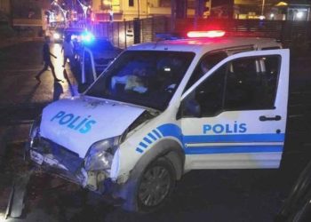 Polis aracı ile araba çarpıştı: 1’i polis 2 yaralı