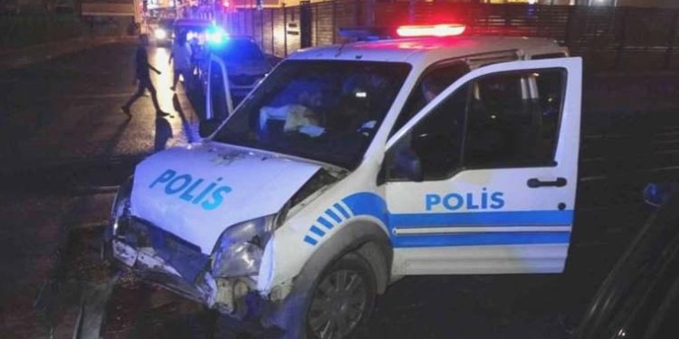 Polis aracı ile araba çarpıştı: 1’i polis 2 yaralı