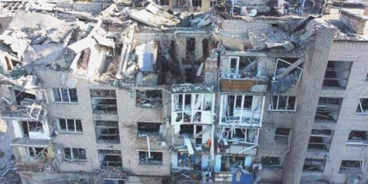 Rusya, Donetsk’i vurdu: 7 meyyit 67 yaralı