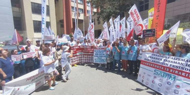 Sağlıkçılardan Bakan Koca’ya davet: Yüz yüze görüşme talebimizi iletiyoruz