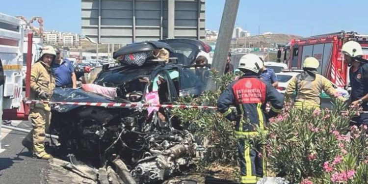 Sancaktepe’de lastiği patlayan TIR cipe çarptı: Yaralılar var!