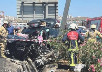 Sancaktepe’de lastiği patlayan TIR cipe çarptı: Yaralılar var!