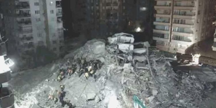 Sarsıntıda yıkılan binanın birbirini suçlayan mühendisi ve müteahhidine dava