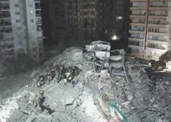 Sarsıntıda yıkılan binanın birbirini suçlayan mühendisi ve müteahhidine dava