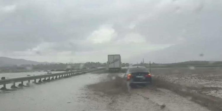 Sel nedeniyle kapanan Türkiye-İran karayolu ulaşıma açıldı