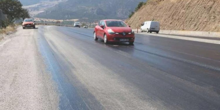 Sıcaklık 40 dereceyi aştı… Denizli’de asfalt eridi!