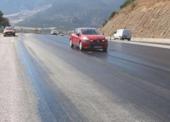 Sıcaklık 40 dereceyi aştı… Denizli’de asfalt eridi!