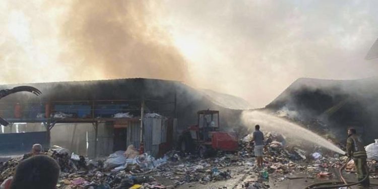 Son dakika: Avcılar’da geri dönüşüm fabrikasında yangın!