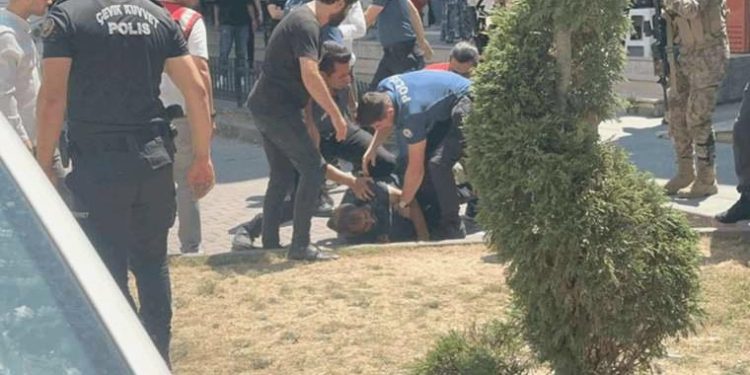 Son Dakika: Esenyurt saldırganlarının sevk edildiği Büyükçekmece Adliyesi önünde olay çıktı