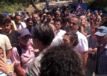 Son dakika… Oturma aksiyonu sonuç verdi: Akbelen’de su tankeri içeri alındı