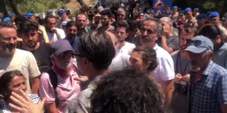 Son dakika… Oturma aksiyonu sonuç verdi: Akbelen’de su tankeri içeri alındı