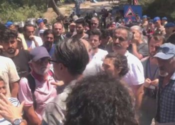 Son dakika… Oturma hareketi sonuç verdi: Akbelen’de su tankeri içeri alındı