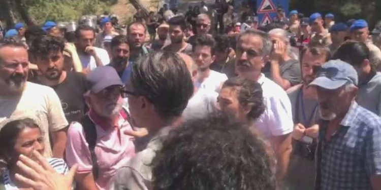 Son dakika… Oturma hareketi sonuç verdi: Akbelen’de su tankeri içeri alındı